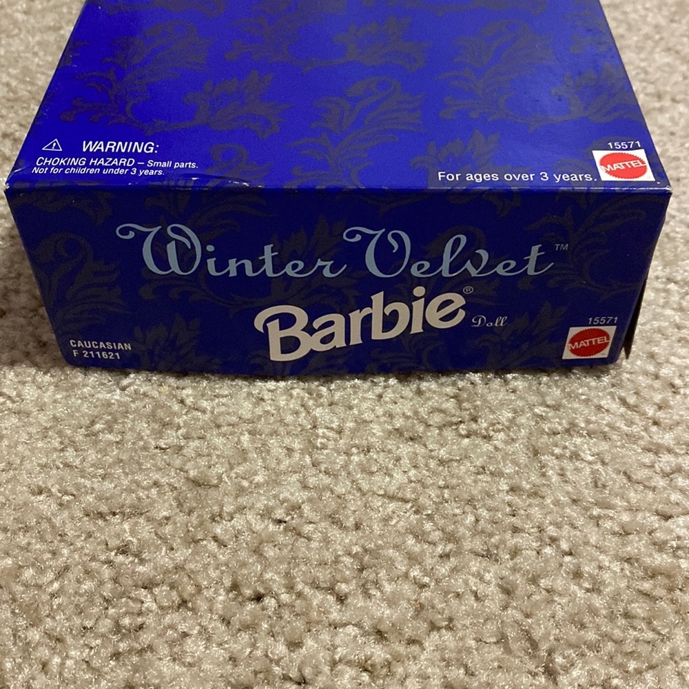 1995 Avon Winter Velvet Barbie - Picture 4 of 7